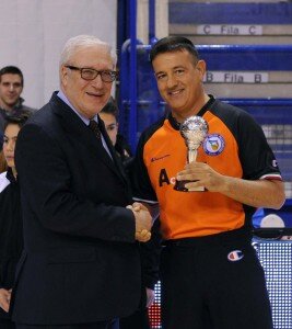 Gianluca Mattioli premiato nel giorno delle 600 gare serie A (foto Fip)